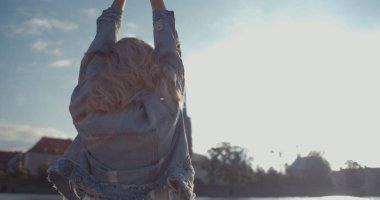 Bir şehirde vakit trendy hippi kız.