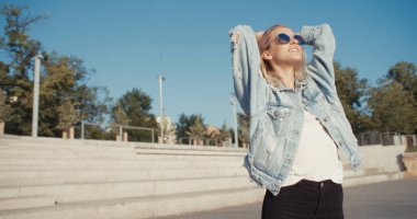 Bir şehir parkında poz trendy hippi kız. 