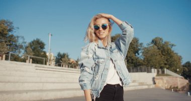 Bir şehir parkında poz trendy hippi kız. 