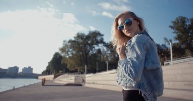 Bir şehirde vakit trendy hippi kız.