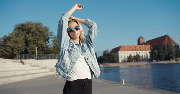 Chica hipster de moda pasar tiempo en una ciudad . — Foto de Stock