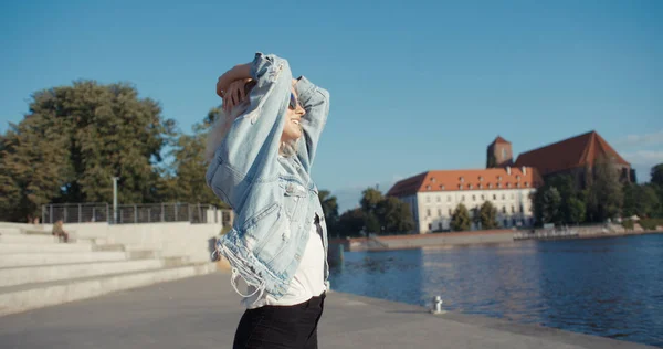 Chica hipster de moda pasar tiempo en una ciudad . —  Fotos de Stock