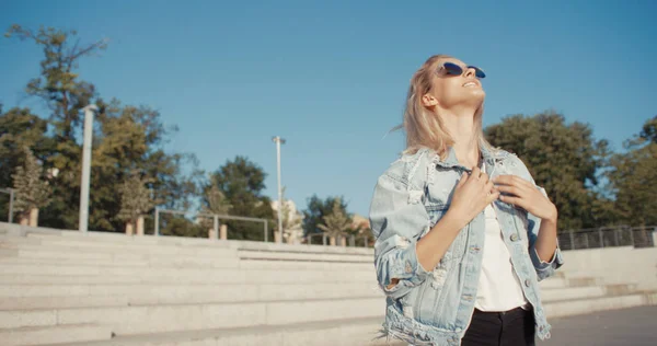 Menina hipster na moda posando em um parque da cidade . — Fotografia de Stock