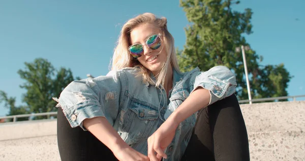 Jeune femme avec écouteurs profiter du temps dans une ville . — Photo