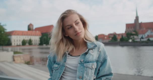 Hezká móda žena v městě v Evropě. — Stock video