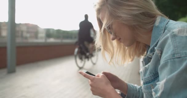 Hübsche junge Mädchen mit Telefon. — Stockvideo