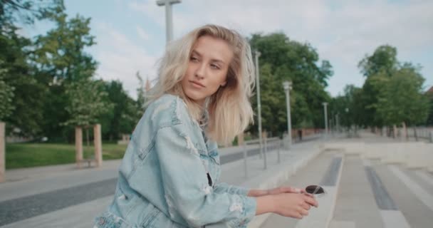 Mujer de moda bonita en una ciudad en Europa . — Vídeo de stock