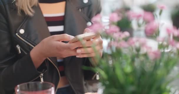 Jonge Kaukasische vrouw met behulp van telefoon in een stad. — Stockvideo
