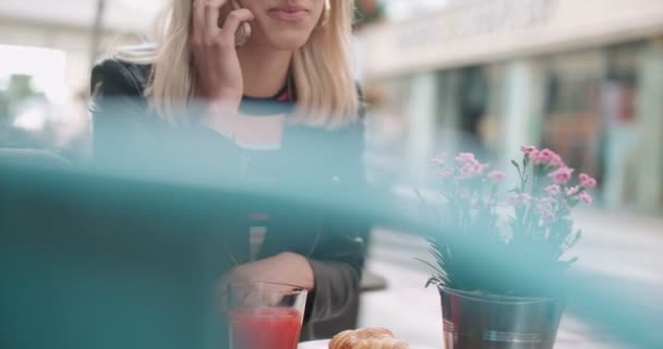 Frumoasă femeie tânără vorbind la telefon în timpul zilei însorite . — Videoclip de stoc