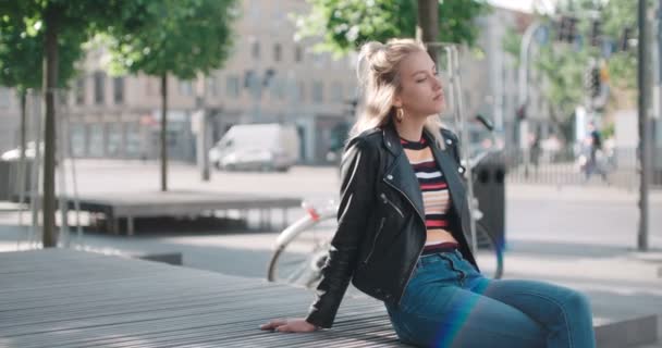 Красивая модная женщина в городе в Европе . — стоковое видео
