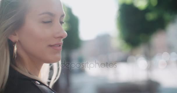 Pretty fashion woman in a city in Europe. — Stock Video