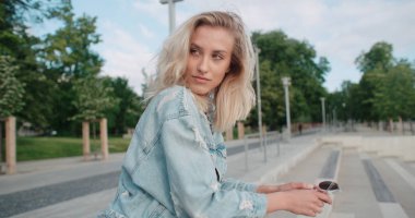 Avrupa'nın bir şehirde moda güzel kadın.