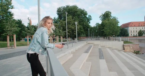 Mujer de moda bonita en una ciudad en Europa . — Foto de Stock