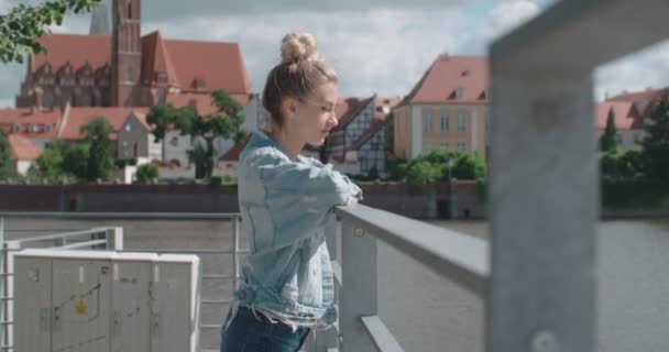 Hezká móda žena v městě v Evropě. — Stock video