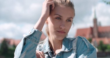 Avrupa'nın bir şehirde güzel moda kadın portresi.