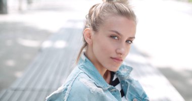 Moda güzel kadın rahatlatıcı bir Şehir Parkı.