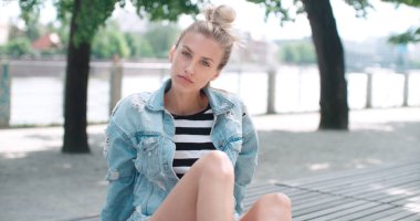 Moda güzel kadın rahatlatıcı bir Şehir Parkı.