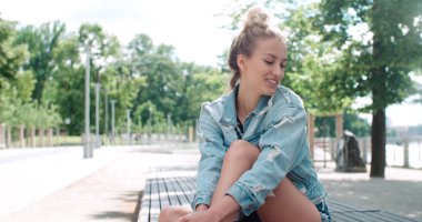 Moda güzel kadın rahatlatıcı bir Şehir Parkı.