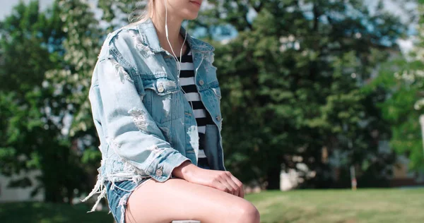 Jeune femme avec écouteurs profiter du temps dans une ville . — Photo