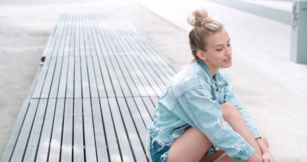 Mulher bonita moda relaxante em um parque da cidade . — Fotografia de Stock