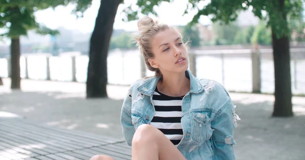 Mujer de moda bonita relajarse en un parque de la ciudad . —  Fotos de Stock