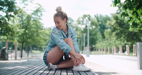 Mujer de moda bonita relajarse en un parque de la ciudad . — Foto de Stock