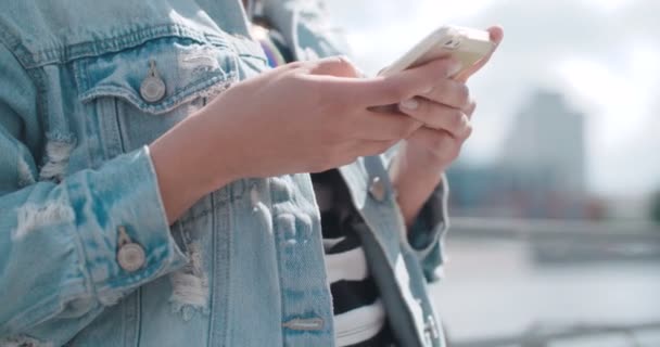 Close up de jovens mãos femininas usando telefone, ao ar livre . — Vídeo de Stock
