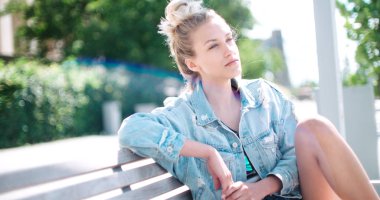 Şehir Parkı içindeki genç sarışın kız portresi.