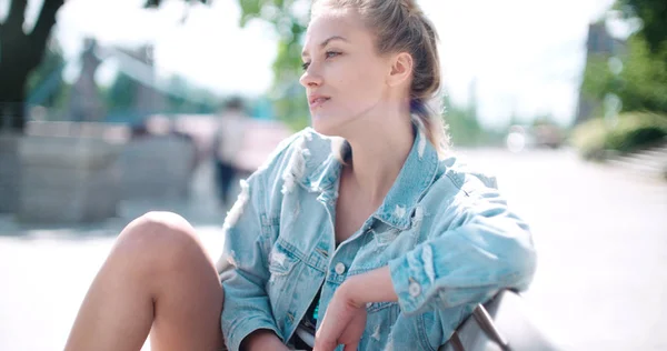 Portrait de jeune fille blonde dans un parc de la ville . — Photo