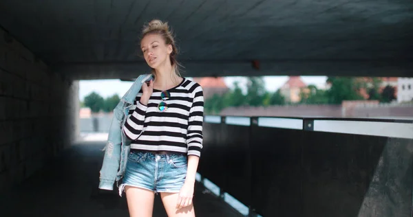 Mujer de moda bonita posando bajo un puente . —  Fotos de Stock