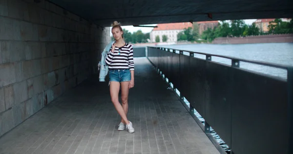 Mujer de moda bonita posando bajo un puente . —  Fotos de Stock