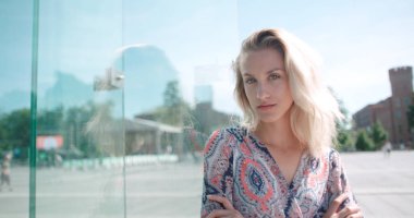 Genç kadın kameraya bakıyor ve gülümsüyor.. 