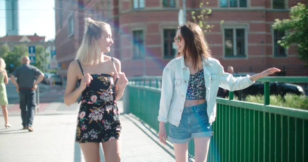 Porträt zweier glücklicher Mädchen, die über die neuesten Klatschnachrichten diskutieren. — Stockfoto