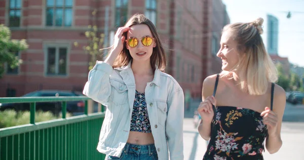 Retrato de dos chicas felices discutiendo las últimas noticias de chismes . — Foto de Stock