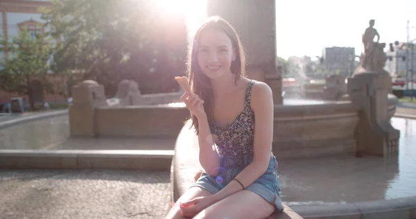 Młoda kobieta piękne jedzenie lodów w słoneczny dzień, na zewnątrz. — Zdjęcie stockowe