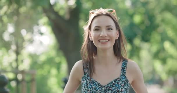 Mujer de moda bonita mirando a la cámara, al aire libre . — Vídeo de stock