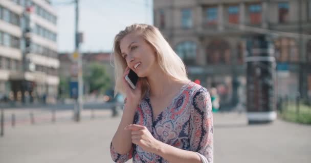 Hermosa mujer joven hablando por teléfono durante el día soleado . — Vídeo de stock