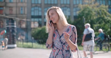 Güneşli gün boyunca Evet güzel genç kadın.