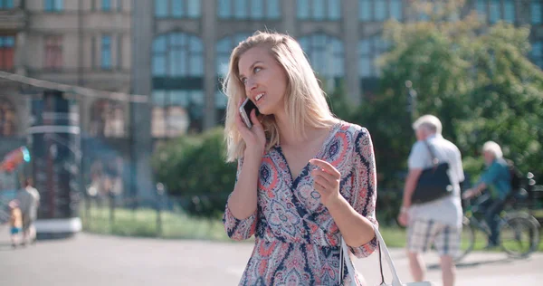 Güneşli gün boyunca Evet güzel genç kadın.