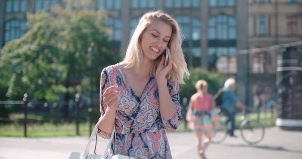 Hermosa mujer joven hablando por teléfono durante el día soleado . — Foto de Stock