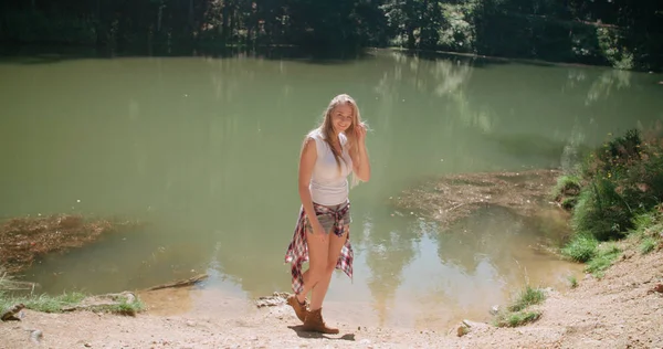  Bir ormanda bir gölün yanında vakit güzel beyaz kız. 