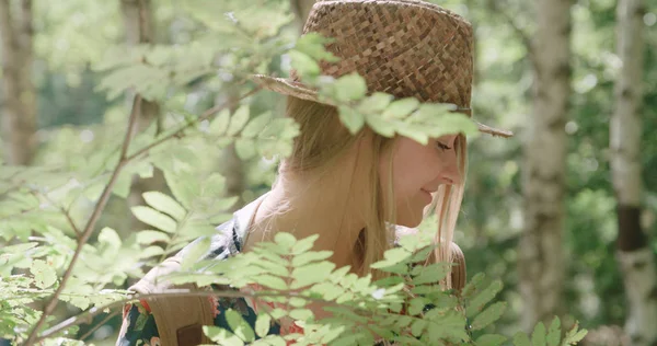 Portret pięknej kaukaski kobiety w lesie na sobie kapelusz i plecak. — Zdjęcie stockowe