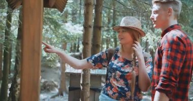 Bir ormanda güneşli gün boyunca hiking güzel Çift. 