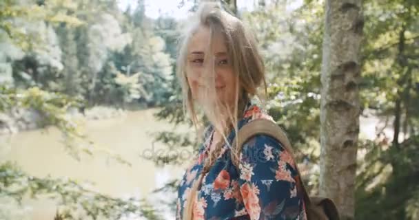 Retrato de una hermosa mujer caucásica en un bosque . — Vídeos de Stock