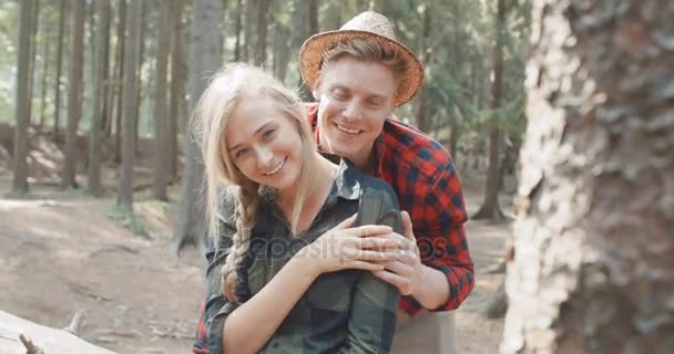 Des amis souriants regardant la caméra dans les bois . — Video