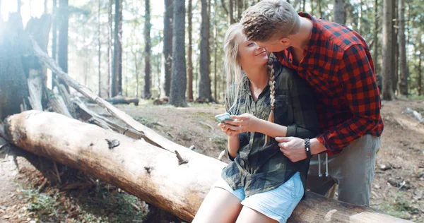 Amar joven pareja caucásica tomando autorretrato en un bosque . — Foto de Stock