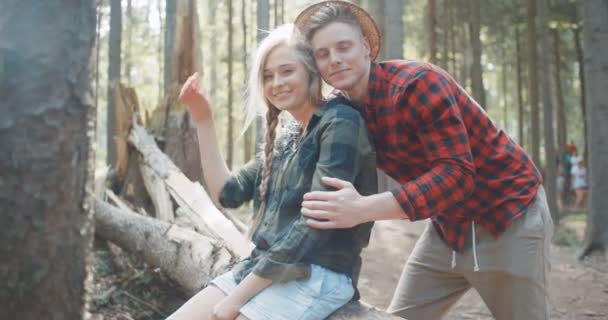 Amigos sonrientes mirando la cámara en el bosque . — Vídeos de Stock