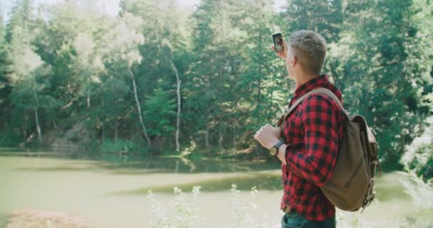 Jeune homme prenant un selfie par un smartphone dans une forêt . — Video