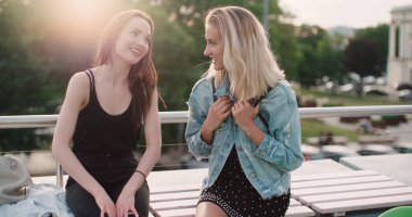 Bir şehirde son dedikodu haberleri tartışmak iki neşeli kız. 