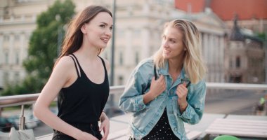 Bir şehirde son dedikodu haberleri tartışmak iki neşeli kız. 